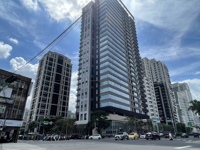 信义房屋新店重划店专案经理柯宇翔指出，地理位置、周边环境、建设一线品牌三大因素，支撑此案实价登录单价破百。(图/信义房屋 提供)