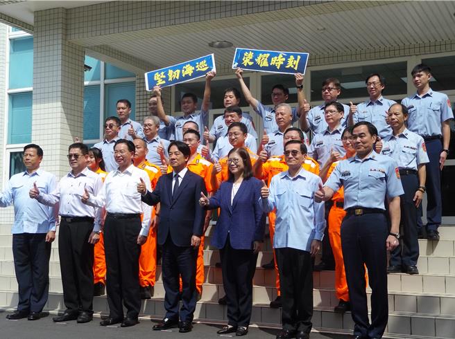 赖清德总统（前排中）18日在海委会主委管碧玲、海巡署长张忠龙与国安会秘书长吴钊燮等人陪同下，蒞临海巡署舰队分署，并与官兵合影。（张铠乙摄）