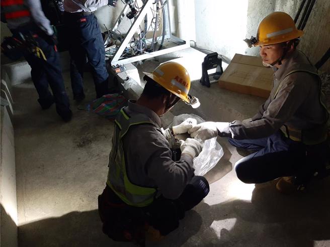 高雄苓雅区18日发生停电事故，上午10时许四维四路、成功一路、自强三路等一带共1127户停电，台电人员前往抢修。（台电提供／洪浩轩高雄传真）