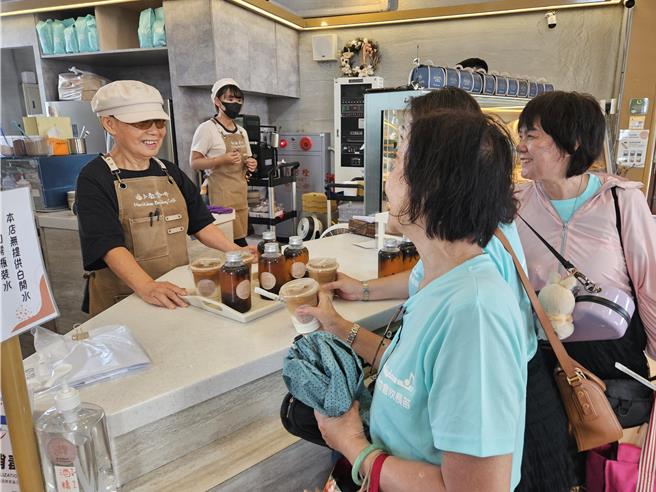 华山基金会东港站带领长辈们到大鹏湾海上教堂咖啡品咖啡、享用蛋糕，还一同体验一日店员。（罗琦文摄）