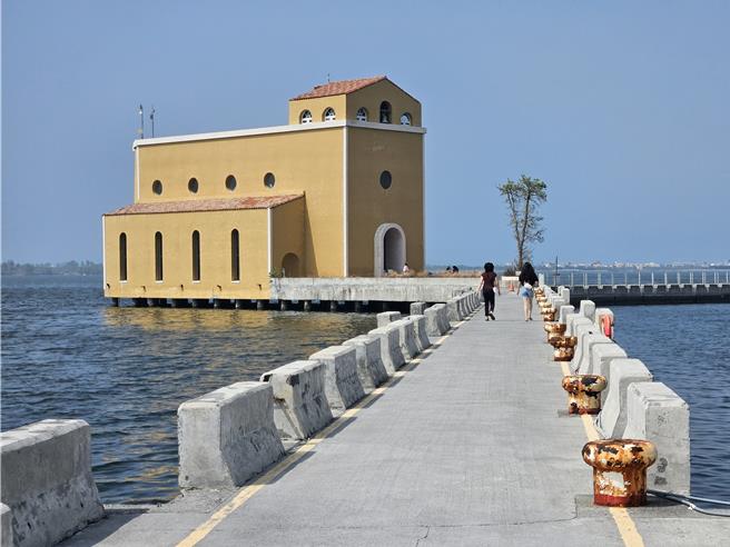 华山基金会东港站到大鹏湾海上教堂咖啡举办建16周年感恩茶会。（罗琦文摄）