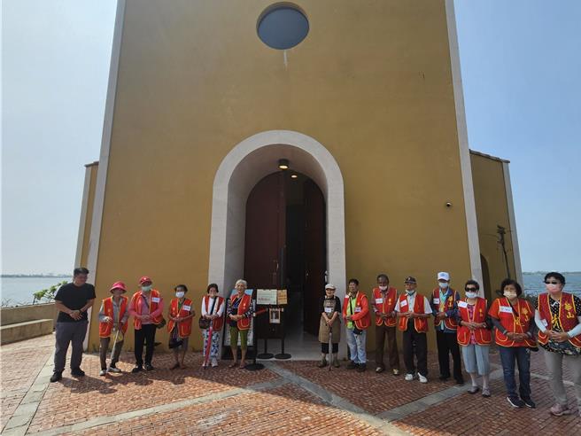 长辈们一同站在海上教咖啡门口迎宾。（罗琦文摄）