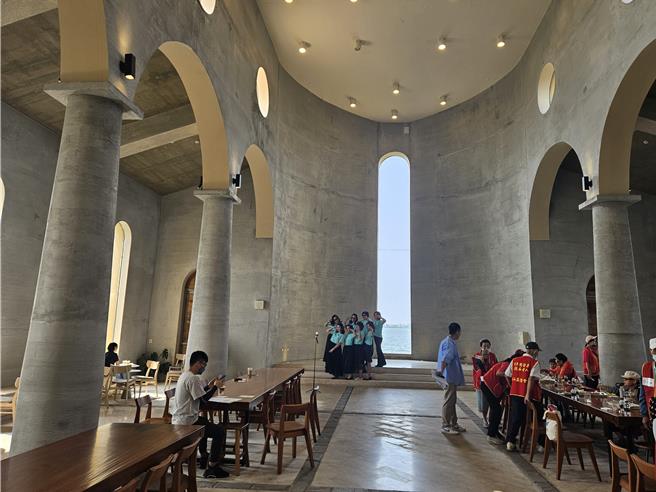 华山基金会东港站到大鹏湾海上教堂咖啡举办建16周年感恩茶会。（罗琦文摄）