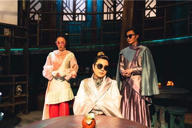 《孟婆客棧》忙轉生還要辦喜宴，唐美雲（中）斥資重金快閃特別版。（唐美雲歌仔戲團提供）