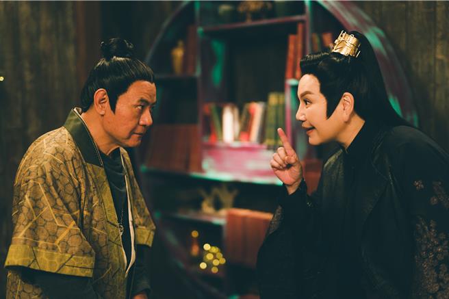 唐美雲（右）在《孟婆客棧》飾演萬千帆老闆。（唐美雲歌仔戲團提供）