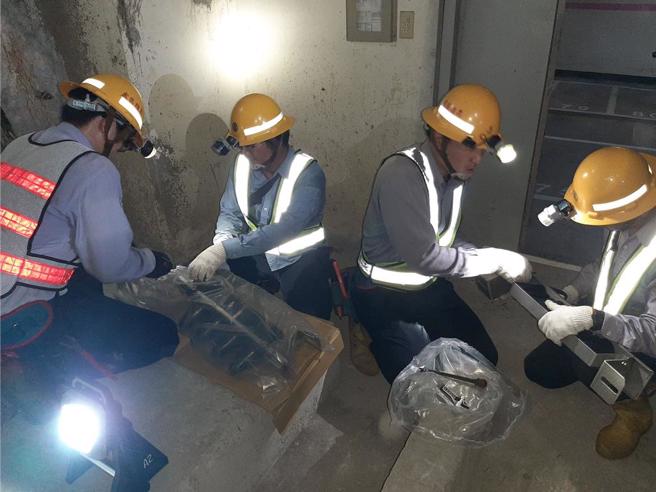 高雄苓雅区18日发生停电事故，上午10时许四维四路、成功一路、自强三路等一带共1127户停电，台电人员前往抢修。（台电提供／洪浩轩高雄传真）