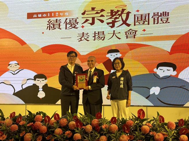 高雄市長陳其邁（左）頒獎予受獎宗教團體。（洪靖宜攝）