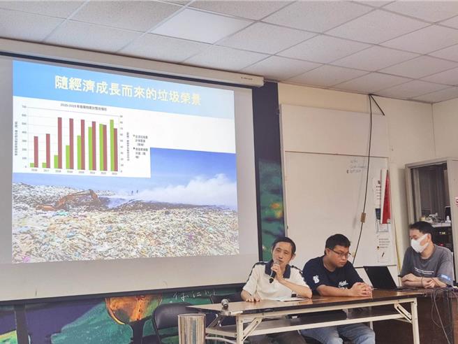 看守台湾等环团18日揭露，以2023年来看，申报再利用的14万吨中有13.17万吨都是做为燃料使用，意谓多数再利用都是烧掉。（林良齐摄）