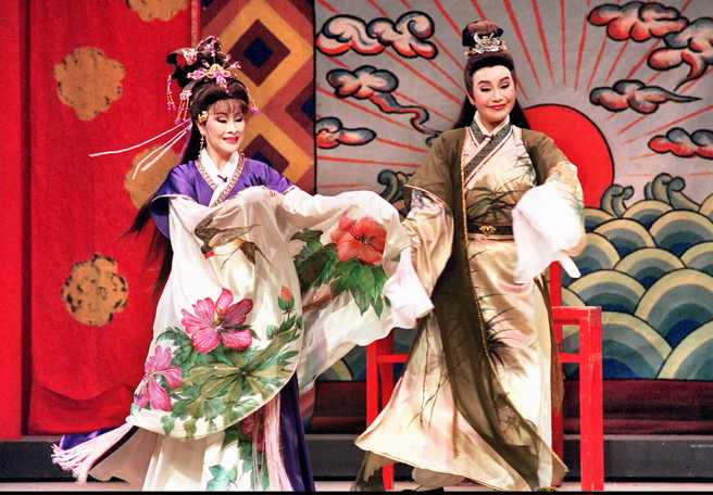 唐美雲出身歌仔戲世家，左為許秀年。（圖／中時資料照）