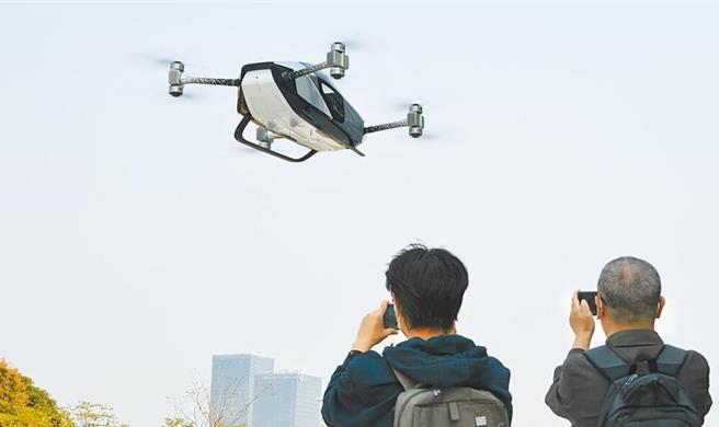 大陸致力發展「低空經濟」。圖為小鵬匯天「旅航者X2」自駕飛行汽車從廣州CBD起降試飛。（圖／新華社）