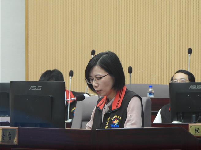 花蓮縣政府教育處代理處長翁書敏18日在縣議會定期大會工作報告，說明「花蓮縣無動力飛行運動自治條例」擬定進度。（羅亦晽攝）