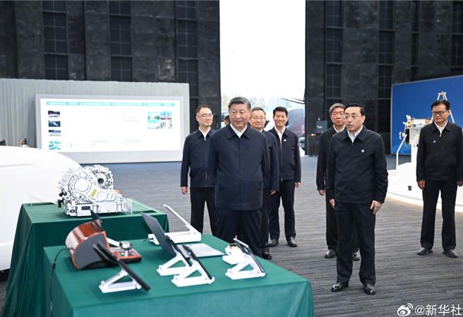 習近平考察安徽要科技打頭陣，參觀六尺巷讓他三尺又何妨。（新華社）