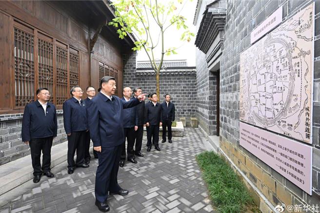 習近平考察安徽要科技打頭陣，參觀六尺巷讓他三尺又何妨。（新華社）
