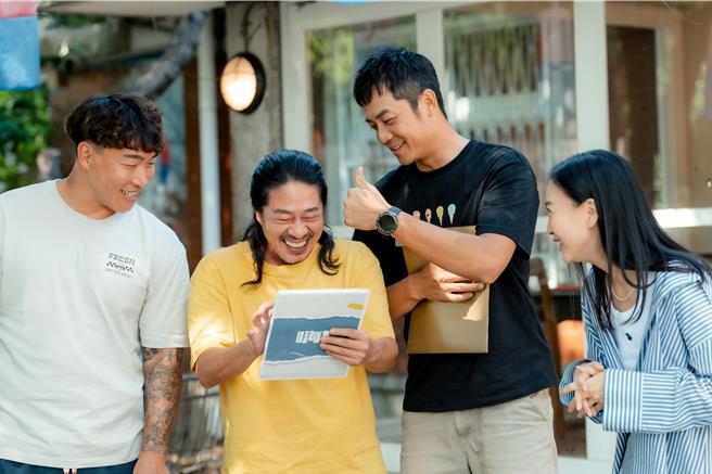 乱弹阿翔（左2）首度担任主厨，分配工作给大家。（好看娱乐提供）