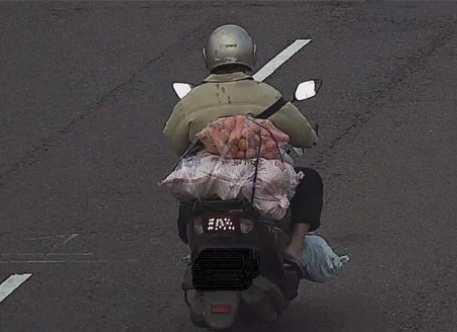警方透過擴大調閱路口監視器，發現宋男偷菜後，騎乘機車逃逸身影。（警方提供／葉靜美彰化傳真）