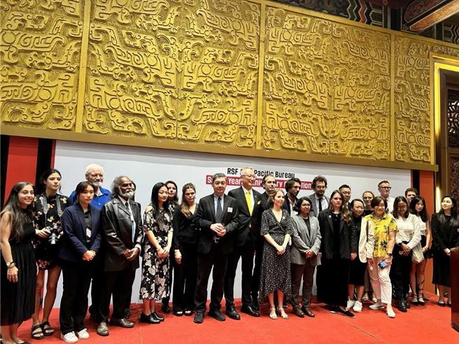 外交部政務次長吳志中16日晚間應邀出席無國界記者組織亞太辦事處在台成立7週年慶祝酒會。（外交部提供）