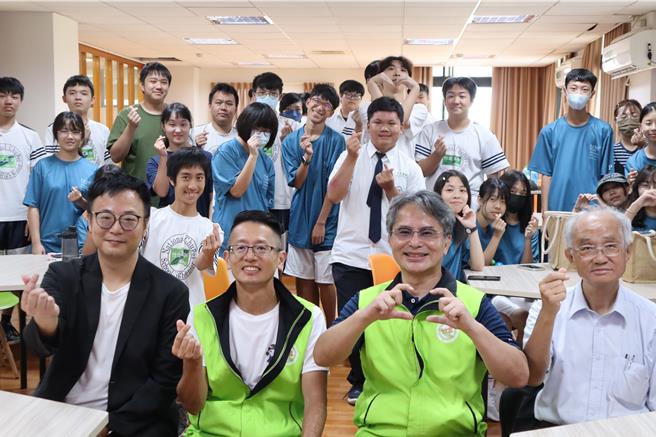 竹北高中33岁校庆邀请杰出校友罗俊杰（前左一）返校替学弟妹演讲，分享人生经验。（邱立雅摄）