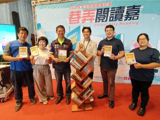 嘉义市启动「巷弄阅读嘉」，把书柜及书搬进特色店里，方便民眾看书。（廖素慧摄）