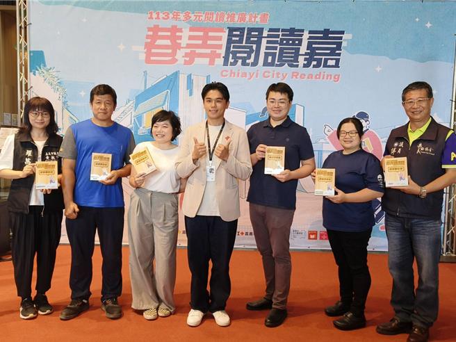 嘉义市启动「巷弄阅读嘉」，文化局长谢育哲授证合作店家。（廖素慧摄）