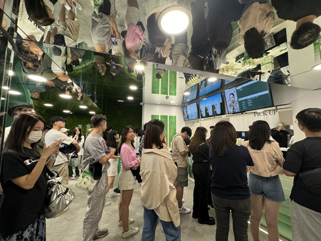 UG饮料店人潮不断，民眾为了喝饮料排队1小时。（翻摄Google Maps）
