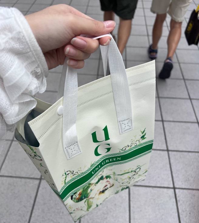 女网友前往UG饮料店朝圣，在社群贴出手提袋照片。（网友授权提供）