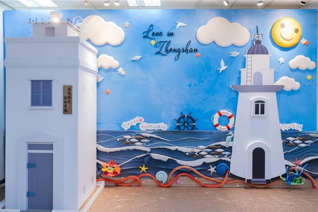 基隆市各戶政事務所自今年11月1日起實施每周六上午9時至12時的預約結婚登記服務，圖為中山區拍照處。（基隆市政府提供／徐佑昇基隆傳真）