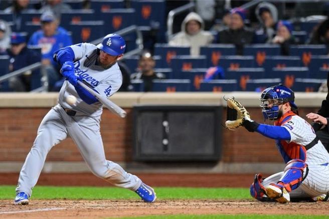 道奇孟西（左）在7上敲出安打，缔造连12打席上垒的单一季后赛纪录。（路透）