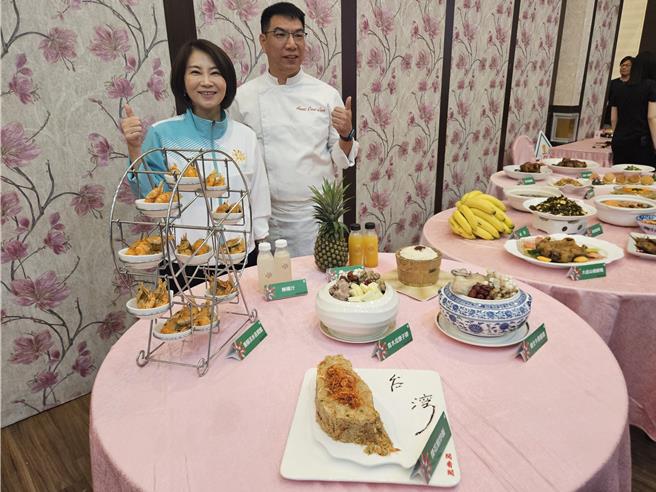 全民运动会英雄宴26日下午在县民公园举行，屏东县政府邀请潮州闻香阁主厨黄建荣（右）设计18荤、18素共36道菜色。（罗琦文摄）