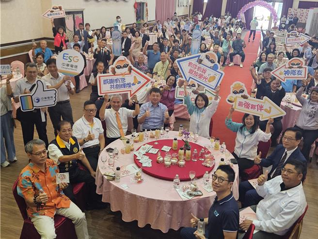 屏东县政府举办全民运英雄宴菜色发表会，并感谢各企业赞助。（罗琦文摄）