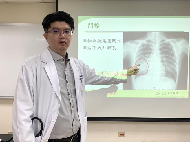 日本霉浆菌肺炎疫情升温，台中医院家医科医师张佑维18日说，霉浆菌好发于5岁以下幼童与65岁以上年长者，因国人最爱旅游的日本近日报导霉浆菌感染人数创10年新高，连22岁年轻女大生都染严重肺炎。（潘虹恩摄）