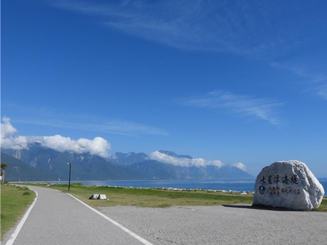 花莲七星潭风景区是县内热门旅游景点，花莲县政府争取中央1亿9520万元经费，将以4年时间逐步提升景区软硬体设施，优化整体游憩环境。（罗亦晽摄）
