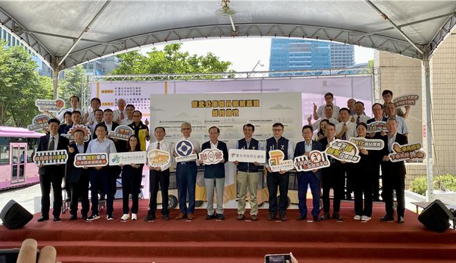 双北公车业者与消基会合作举办双北公车提升服务品质宣示大会。（蔡明亘摄）