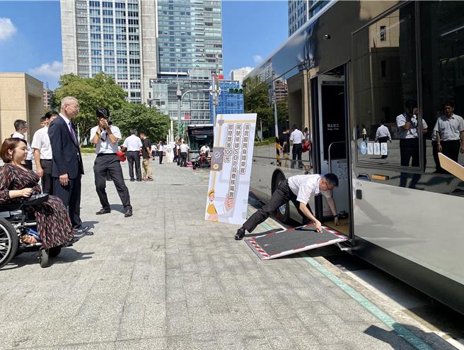 双北公车业者宣示共同提升服务品质。（蔡明亘摄）