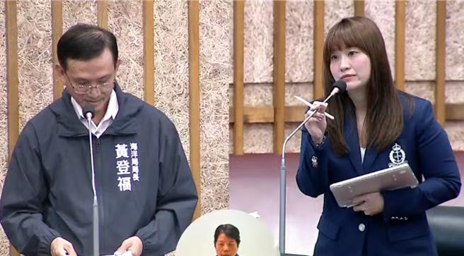 國民黨籍高市議員許采蓁18日赴高市議會進行農林部門質詢，她質疑，基隆港郵輪旅客持續成長，但高雄郵輪遊客卻大縮水，甚至跟去年相比旅客數減少一半以上。（翻攝自高市議會YOUTUBE直播頻道／洪浩軒高雄傳真）