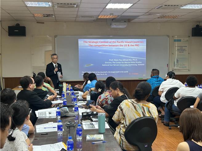 美國夏威夷智庫「東西中心」與我國外交部外交學院合辦「太平洋島國青年領袖培訓計畫」18日在中山大學舉行。（中山大學提供／郭良傑高雄傳真）