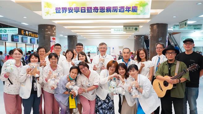 奇美醫院10月起至年底舉辦一系列「2024年世界安寧日暨奇恩病房16周年」活動。（曹婷婷攝）