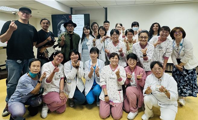 奇美醫院邀請創作歌手（天路客Pilgrims）獻唱並與團員合影。（曹婷婷攝）