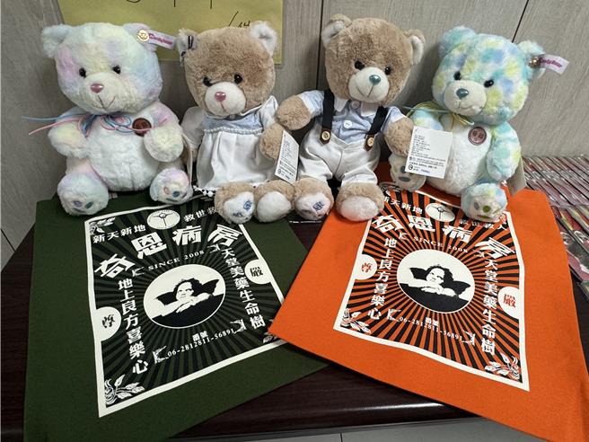 奇美醫院奇恩病房吉祥物奇恩小熊，象徵安寧團隊溫暖、真誠的照護理念。（曹婷婷攝）