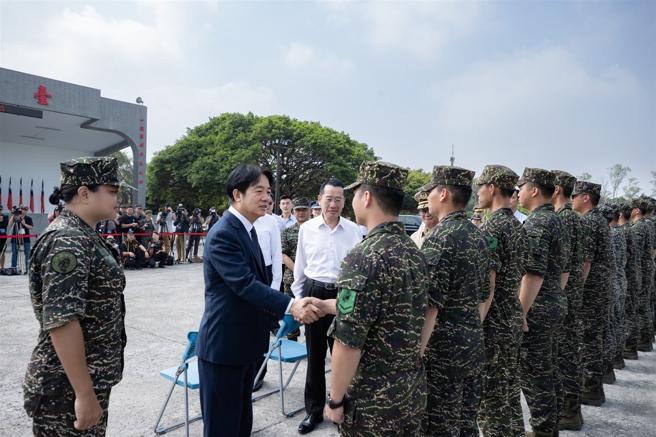 賴總統逐一向官兵握手致意，肯定官兵戮力戰訓整備辛勞。（總統府提供）