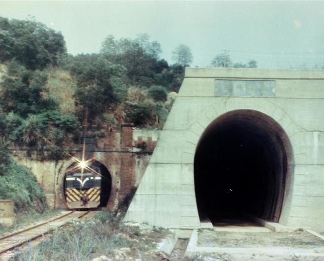 苗栗縣舊山線鐵道第二代的造橋隧道（左）因鐵路電氣化於1976年啟用，目前已經停用，當年新舊隧道銜接拍下有趣畫面。（苗栗縣政府提供／謝明俊苗栗傳真）
