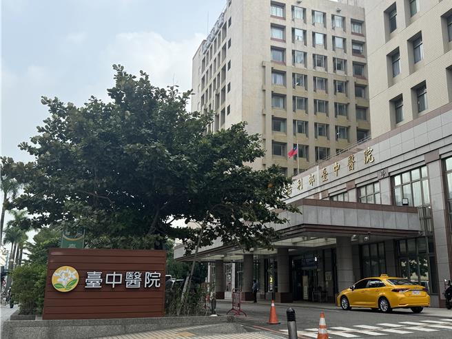 台中市鄭姓男子去年10月下旬因胃穿孔開刀住進台中醫院加護病房，因不願配合李姓護理師重新為其固定束帶，竟出腳怒踹護理師，台中地院認為鄭因不滿犯行，妨害醫療業務，依傷害罪判處3月，可上訴。（潘虹恩攝）