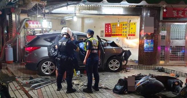 15歲少年昨（17）日晚間偷開家人休旅車，卻失控撞進騎樓害3死。（翻攝畫面）