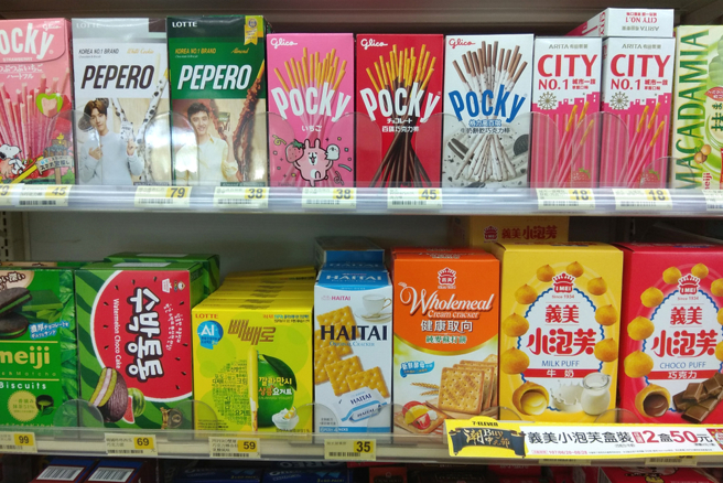 内行网友表示，韩国有一款小泡芙叫「home run ball」，吃起来偏软，所以韩国人来台湾都会买义美小泡芙。（图：shutterstock／达志）