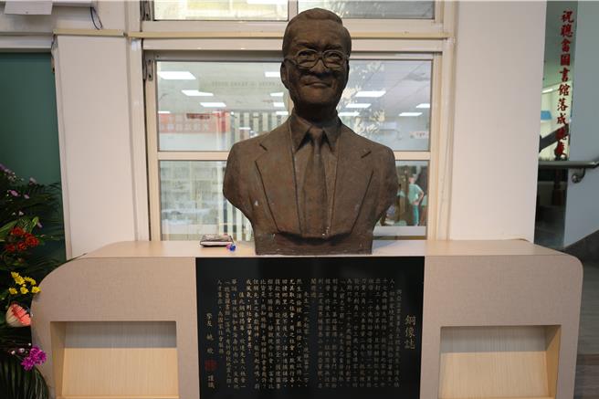 兴亚企业董事长王聪畬1999年捐款兴建苑里国小图书馆，命名为「聪畬图书馆」。（谢明俊摄）