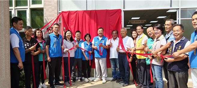 苑童镇苑里国小「聪畬图书馆」苗栗县政府斥资拓增为社区共读站，并名为「蔺类书苑」18日上午由苗栗县长锺东锦主持揭幕启用典礼。（谢明俊摄）