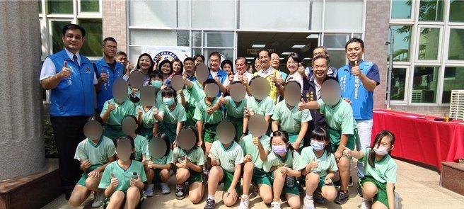 苑童镇苑里国小「聪畬图书馆」苗栗县政府斥资拓增为社区共读站，并名为「蔺类书苑」18日上午由苗栗县长锺东锦主持揭幕启用典礼。（谢明俊摄）