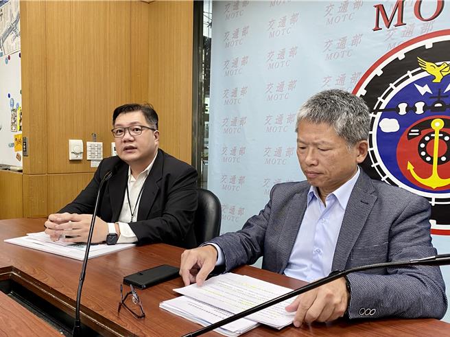 交通部18日下午举行每周道安记者会，被问及少年无照驾驶议题。（蔡明亘摄）