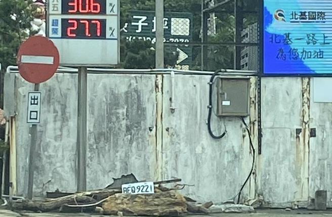 公務車的車牌最後在萬里區大鵬的加油站被發現。（金山區長劉昌松提供）