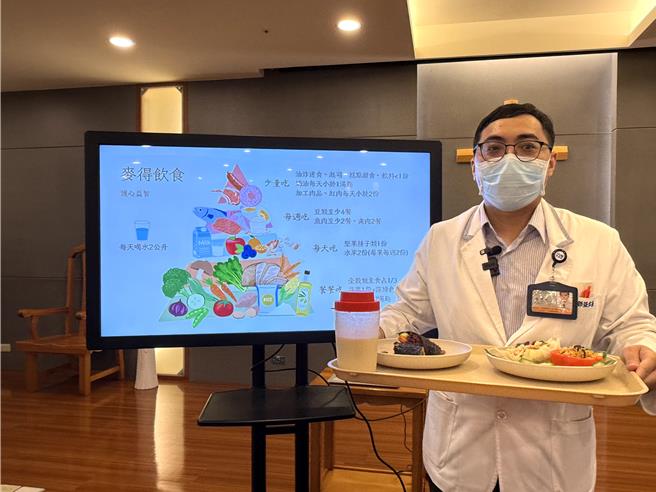 台东马偕医院营养师张家豪表示，「麦得饮食」可延缓失智症。（蔡旻妤摄）