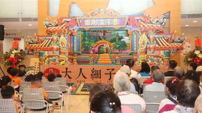 為提升民眾對失智症的認識與了解，苗栗縣政府長期照護管理中心與大千綜合醫院特舉辦「大人細子來看戲」。（大千醫院提供／謝明俊苗栗傳真）